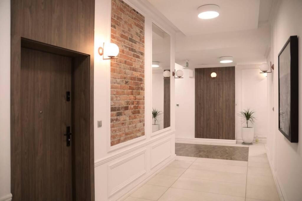 Elegant Apartment In The City Center ヴロツワフ エクステリア 写真